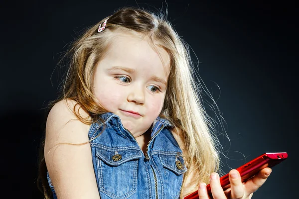 Schattig klein meisje spreekt met behulp van nieuwe mobiele telefoon. — Stockfoto