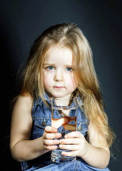 Menina bonito beber água limpa — Fotografia de Stock