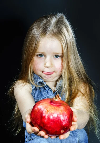 Cute little girl posing with red pomegranate — Stock Photo, Image