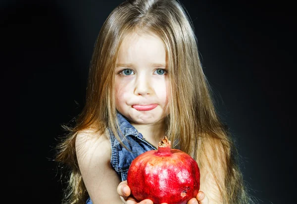 Cute little girl posing with red pomegranate — Stock Photo, Image
