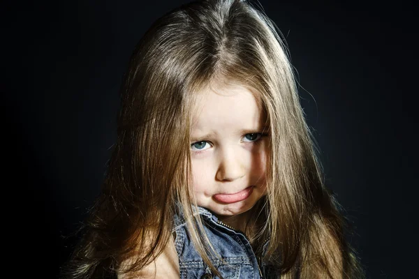 Linda niña con el pelo largo retrato de cerca — Foto de Stock