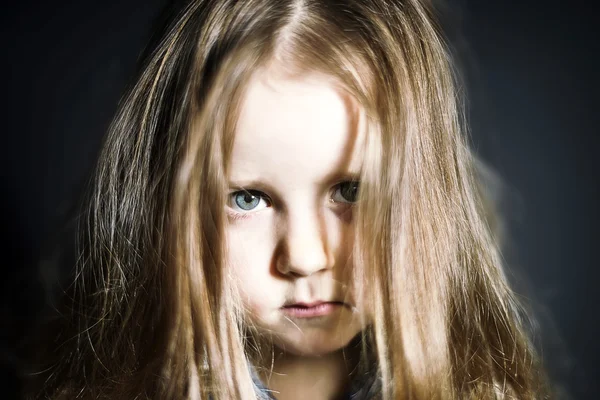 Schattig klein meisje met lange haren close-up portret — Stockfoto