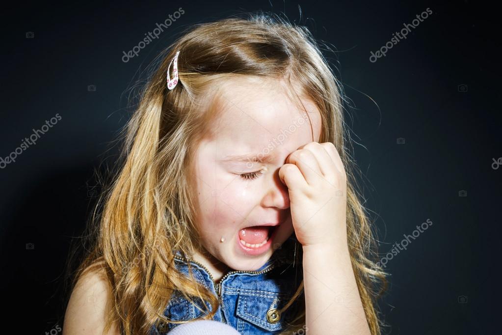 Слезы ребенка. Плачь пятилетней девочке. Маленький ребенок плачет. Плачь пятилетней девочке. Девочка плачет.