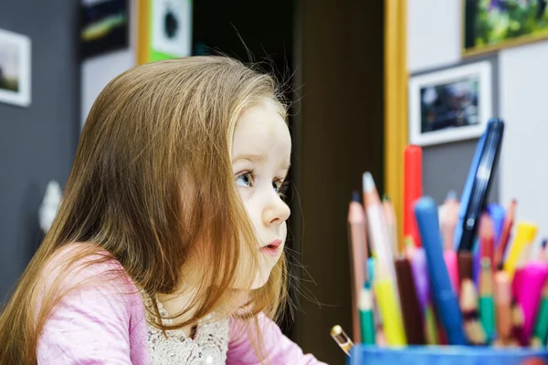 Linda niña estudiando a hablar y escribir cartas en casa —  Fotos de Stock