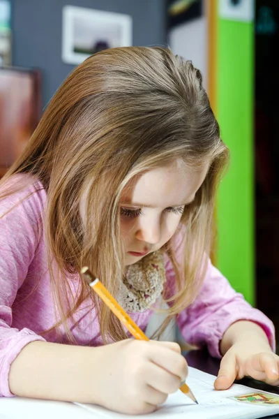 Menina bonito estudando para falar e escrever cartas em casa — Fotografia de Stock