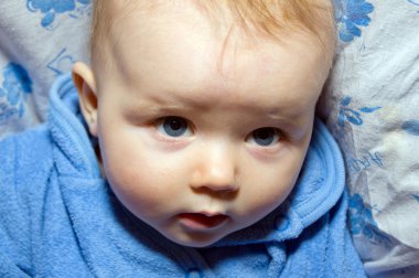 Çok sevimli şirin küçük bebek yakın çekim portre