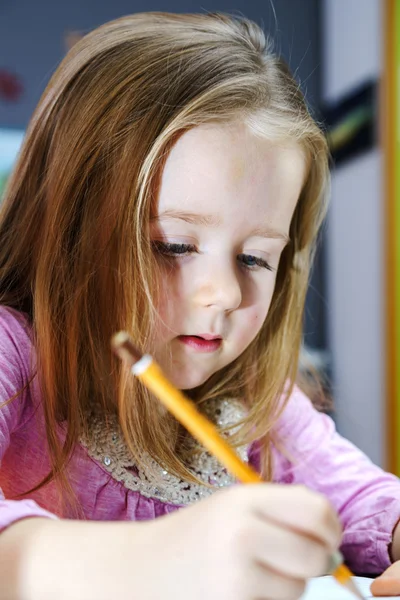 Schattige kleine meisje studie te spreken en schrijven brieven thuis — Stockfoto