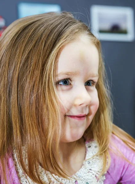 Söt liten flicka studerar att tala och skriva bokstäver hemma — Stockfoto