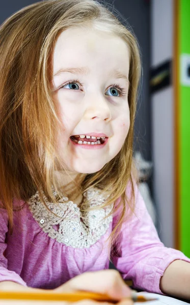 Ragazzina carina studing a parlare e scrivere lettere a casa — Foto Stock