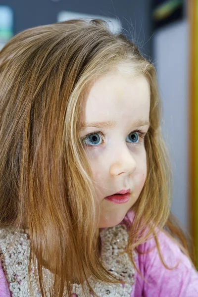 Linda niña estudiando a hablar y escribir cartas en casa —  Fotos de Stock