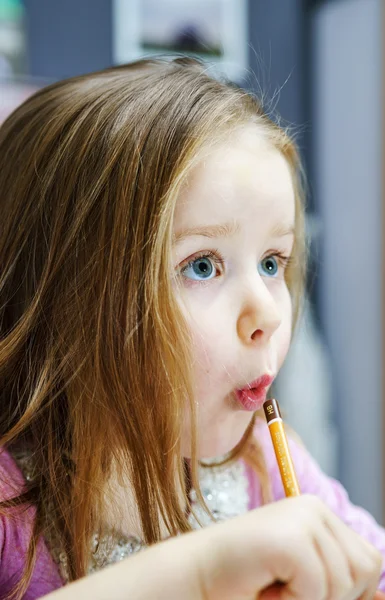 Nettes kleines Mädchen, das zu Hause sprechen und Briefe schreiben kann — Stockfoto