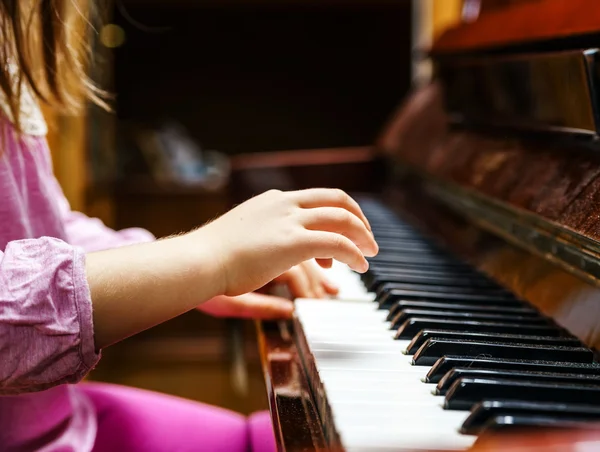 Niña estudiando para tocar el piano — Foto de Stock