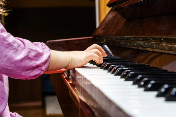 Petite fille claquant pour jouer du piano — Photo