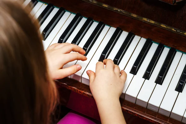 피아노 작은 소녀 공부 — 스톡 사진