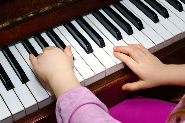 Petite fille claquant pour jouer du piano — Photo