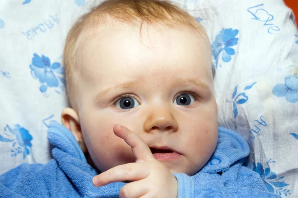 Adorável bonito pequeno bebê close-up retrato — Fotografia de Stock