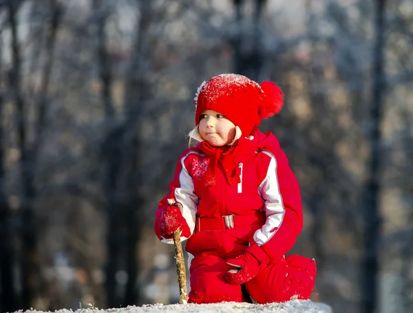 Cute dziewczynka gra ze śniegu — Zdjęcie stockowe