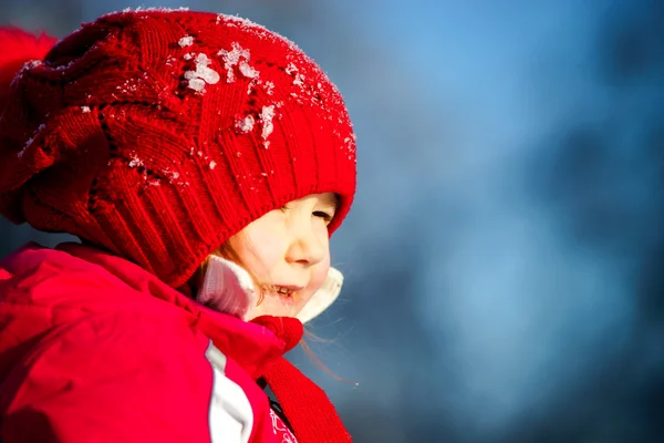 Söt liten flicka spelar med snö — Stockfoto