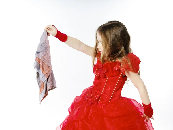 Молодая Золушка одета в красное с грязной тканью — стоковое фото