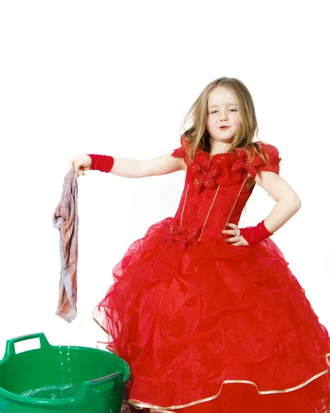 Jeune Cendrillon habillé en rouge avec un chiffon sale — Photo