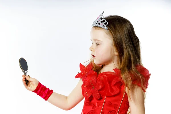 Kırmızı izole üzerinde beyaz arka planda giyinmiş şirin küçük Prenses — Stok fotoğraf