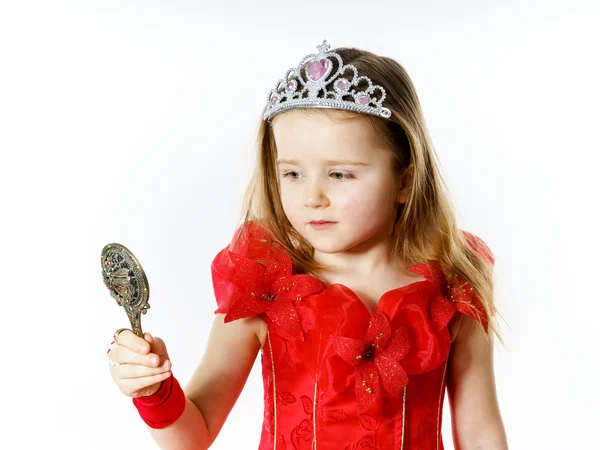 Petite princesse mignonne vêtue de rouge isolé sur fond blanc — Photo