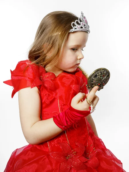 Söta lilla prinsessan klädd i röd isolerade på vit bakgrund — Stockfoto