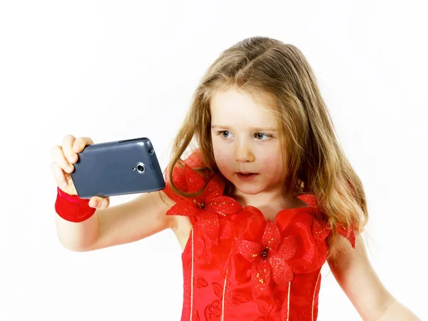 Linda bailarina vestida de vermelho tirando uma foto selfie — Fotografia de Stock