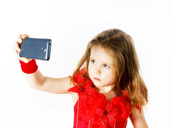 Selfie 写真を撮る赤い服を着てかわいい小さなバレリーナ — ストック写真