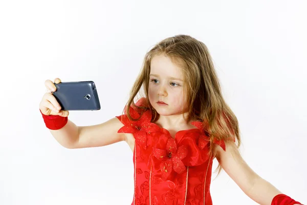 Süße kleine Ballerina in Rot, die ein Selfie-Foto macht — Stockfoto