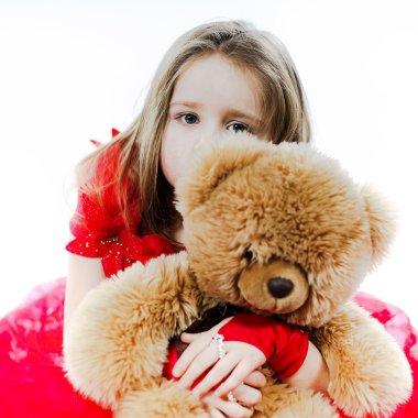 Oyuncak ayı oyuncak arkadaşı ile sevimli küçük kız