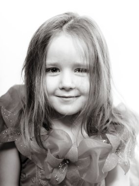 Sevimli küçük kız bir prenses, yakın çekim portre gibi giyinmiş