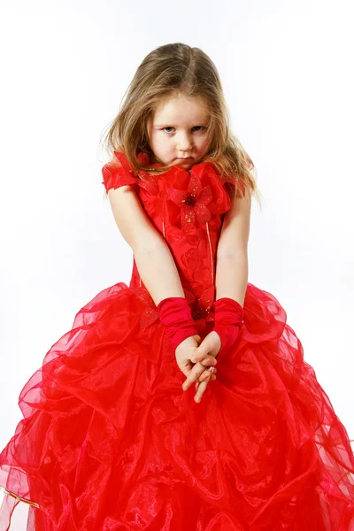 Carino bambina vestita in rosso in posa in studio — Foto Stock