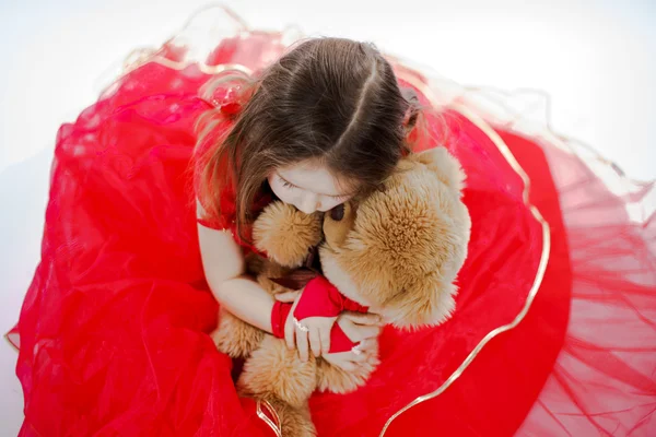 Niedliches kleines Mädchen mit ihrem Teddybär-Spielzeugfreund — Stockfoto