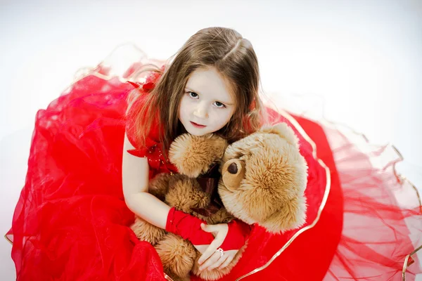 Menina bonito com seu amigo de brinquedo ursinho de pelúcia — Fotografia de Stock