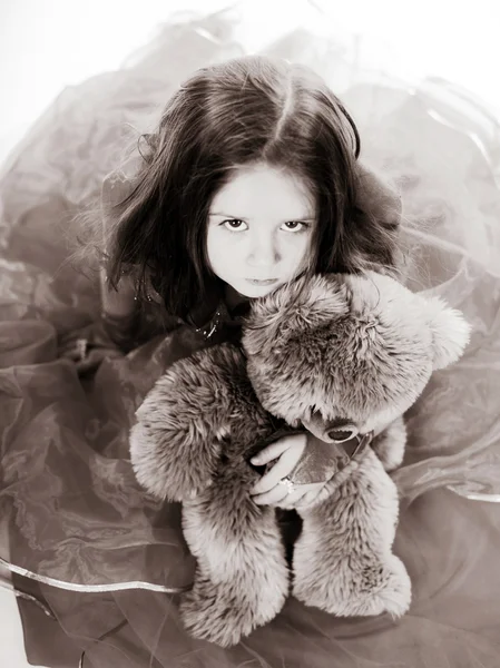 Schattig klein meisje met haar vriend teddybeer speelgoed — Stockfoto