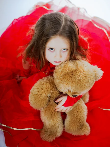 Χαριτωμένο μικρό κορίτσι με το φίλο της παιχνιδιών-αρκουδάκι — Φωτογραφία Αρχείου