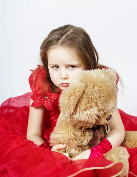 Schattig klein meisje met haar vriend teddybeer speelgoed — Stockfoto