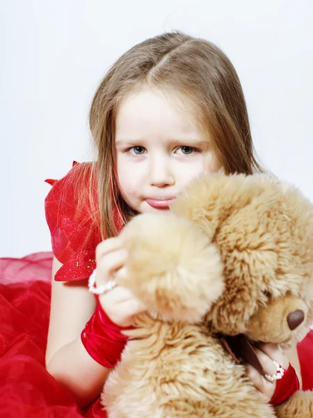 Niedliches kleines Mädchen mit ihrem Teddybär-Spielzeugfreund — Stockfoto