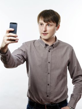 Beyaz delikanlı selfie fotoğraf yapma