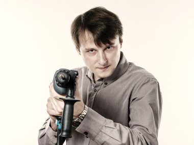 Beyaz izole elektrikli matkap ile genç adam