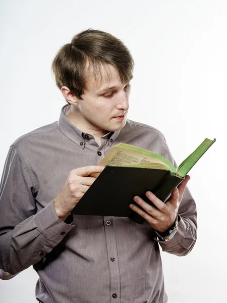 Joven hombre caucásico leyendo libro — Foto de Stock