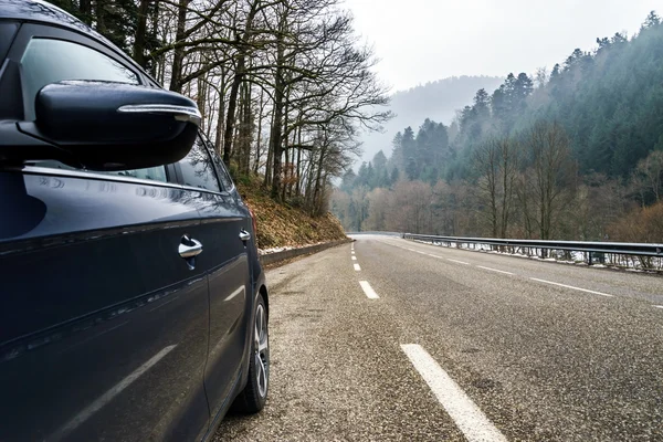 Nouvelle route automobile asphaltée en Alsace montagnes — Photo