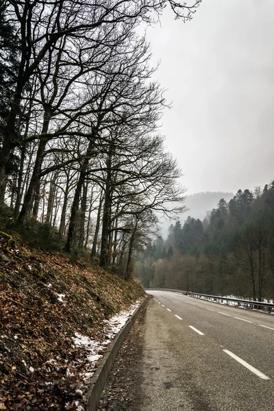 Nova estrada de asfalto nas montanhas da Alsácia — Fotografia de Stock