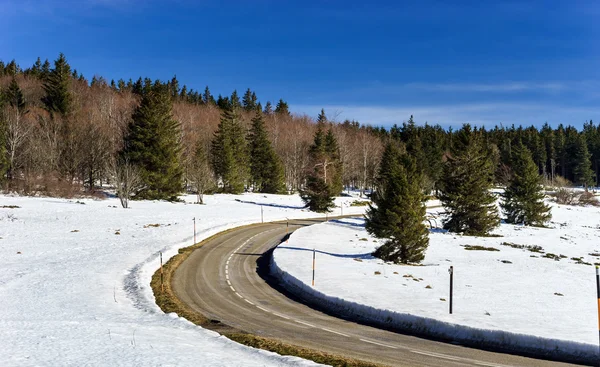 Nova estrada de asfalto nas montanhas da Alsácia — Fotografia de Stock