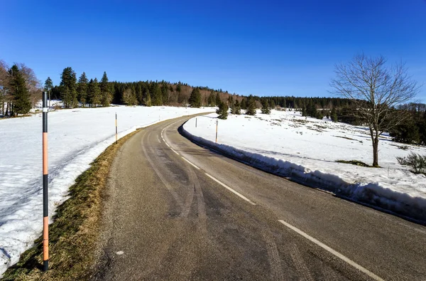 Nueva carretera de asfalto en las montañas de Alsacia — Foto de Stock