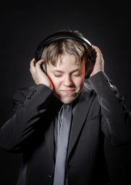 Tonårspojke lyssnar musik i hörlurar — Stockfoto