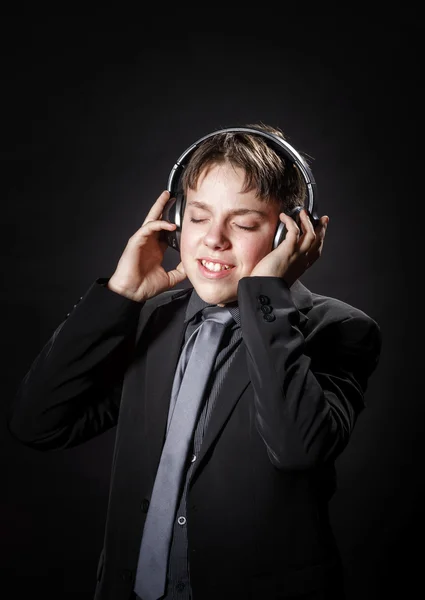 10 代の少年のヘッドフォンで音楽を聴く — ストック写真