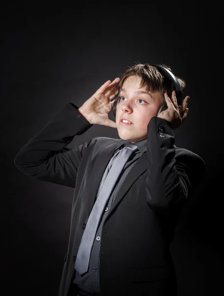 Adolescente escuchando música en auriculares — Foto de Stock