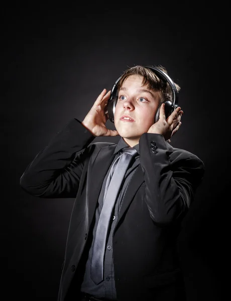 Adolescent garçon écoute de la musique dans casque — Photo